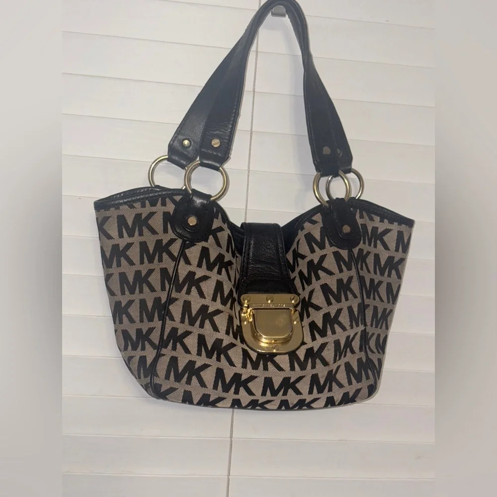 Micheal Kors Monogram Double Strap Handbag With Attached Gold Tone Lock Closure - Picture 2 of 13